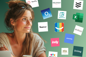 Jeune femme souriante et détendue avec des lunettes de soleil posées sur la tête, assise devant un ordinateur et une tasse de café, sur un fond vert avec les logos d’outils de gestion de location courte durée comme Amenitiz, Sunver, Igloohome, Indy, Eviivo, Excel, Nestify et Helonest.
